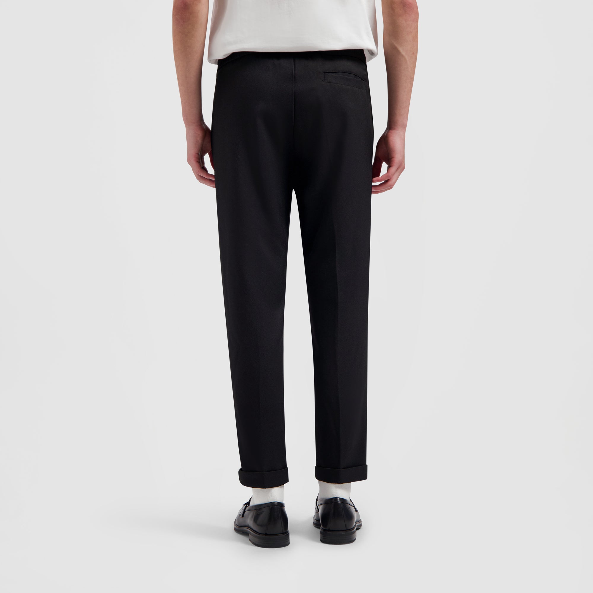 Comfort fit trousers with large pockets and chain